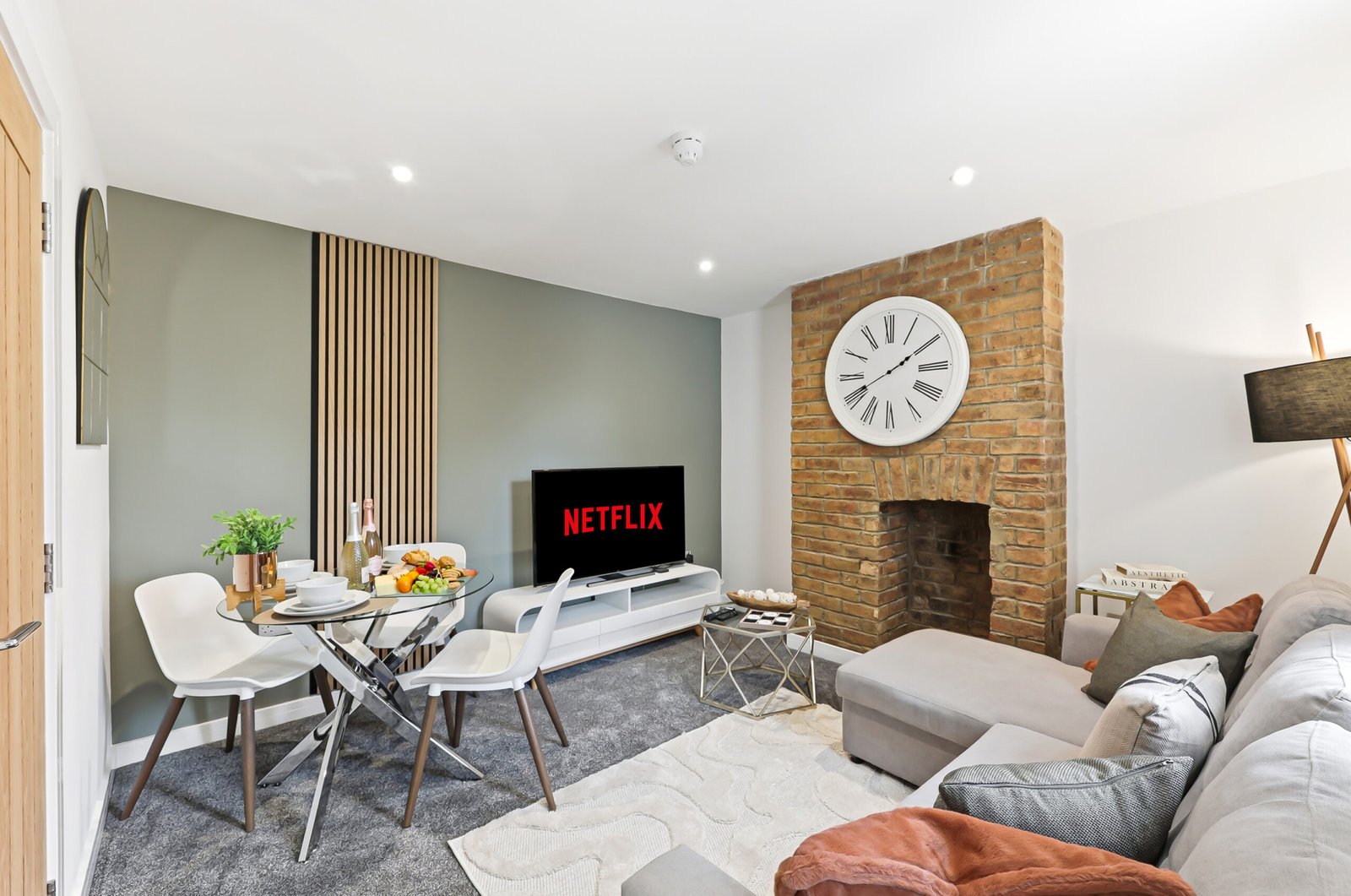Northampton Holiday Apartments | Large Group Accommodation Book-Northampton-Holiday-Apartments-for-family,-contractor,-and-group-stays.-Spacious-group-accommodation-with-parking-&-transport-links.