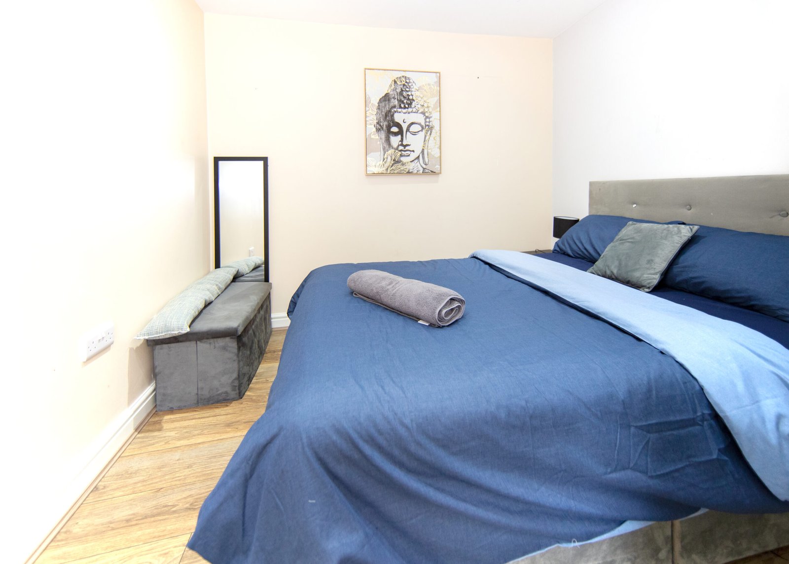 Corporate Accommodation Leeds | Modern City Apartment Book-Corporate-Accommodation-Leeds-near-the-city-centre.-Ideal-for-business-trips,-contractor-stays,-and-extended-accommodation.