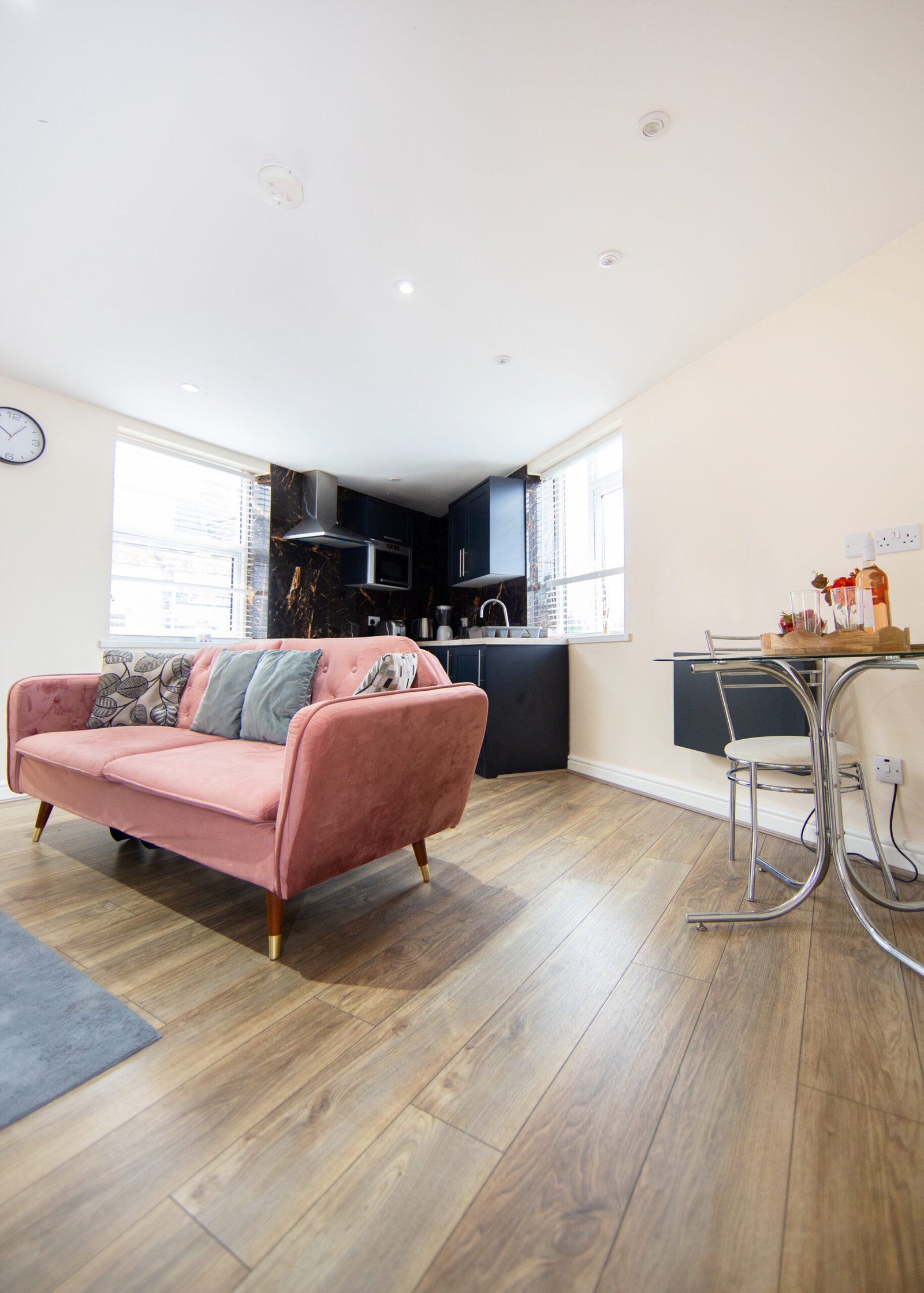 Corporate Accommodation Leeds | Modern City Apartment Book-Corporate-Accommodation-Leeds-near-the-city-centre.-Ideal-for-business-trips,-contractor-stays,-and-extended-accommodation.