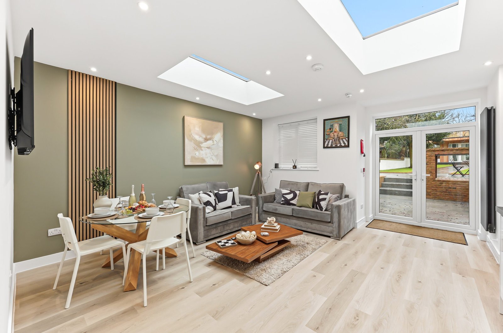 Northampton Holiday Apartments | Large Group Accommodation Book-Northampton-Holiday-Apartments-for-family,-contractor,-and-group-stays.-Spacious-group-accommodation-with-parking-&-transport-links.