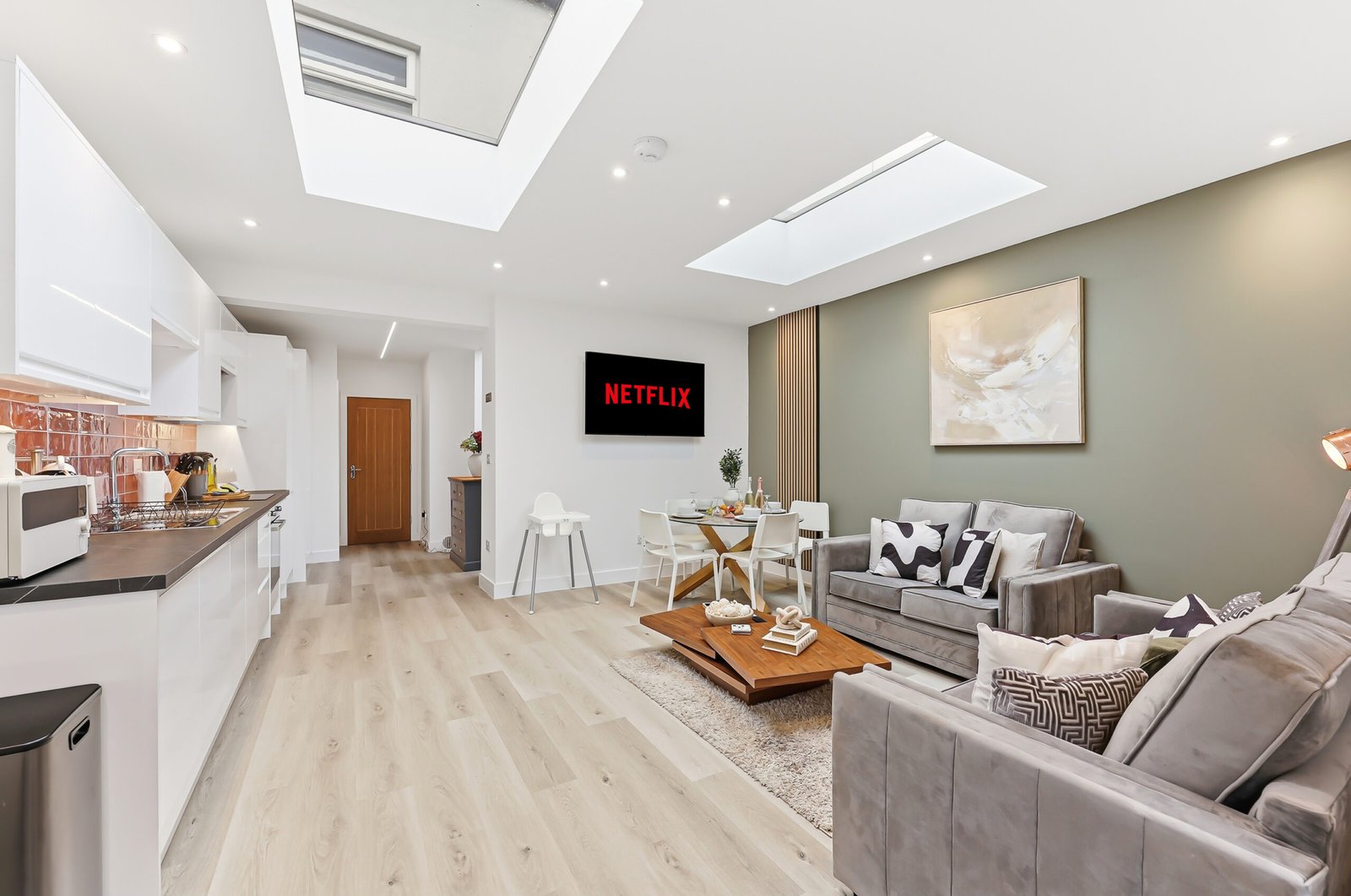 Northampton Holiday Apartments | Large Group Accommodation Book-Northampton-Holiday-Apartments-for-family,-contractor,-and-group-stays.-Spacious-group-accommodation-with-parking-&-transport-links.