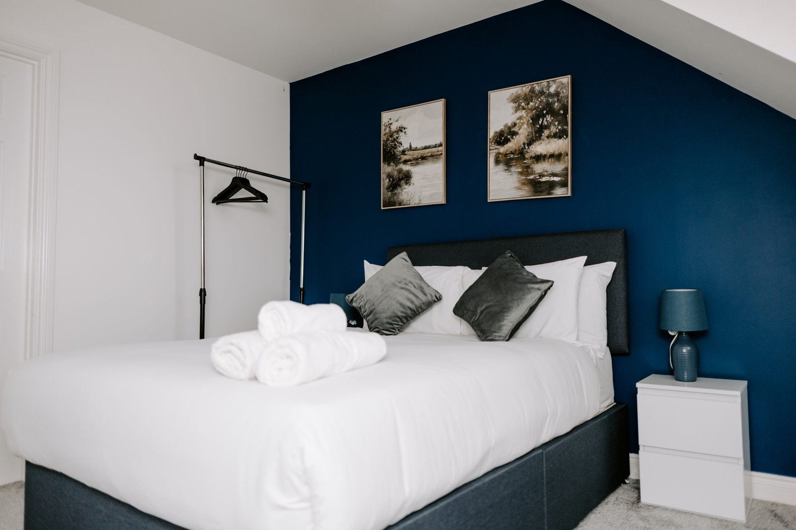 Book Stoke-on-Trent Accommodation for family and contractor stays. Modern self-catering home with parking and transport links in Teesside.