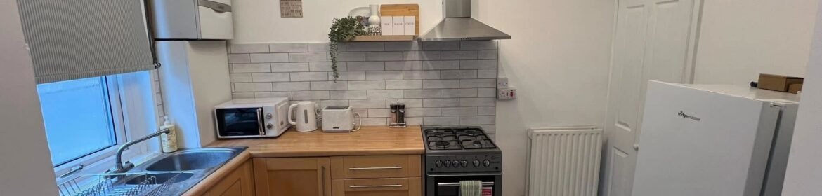Book contractor accommodation Leeds for business travel and group stays. Our large holiday cottage is near Kirkstall Abbey and Leeds centre.