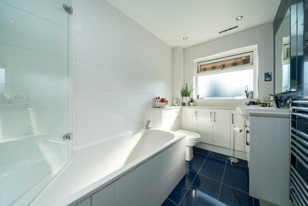 Kings Langley Accommodation – Holiday Apartments Hertfordshire Book-Kings-Langley-Accommodation-with-parking-and-WiFi.-Our-Holiday-Apartments-Hertfordshire-are-ideal-for-short-stays-and-business-trips