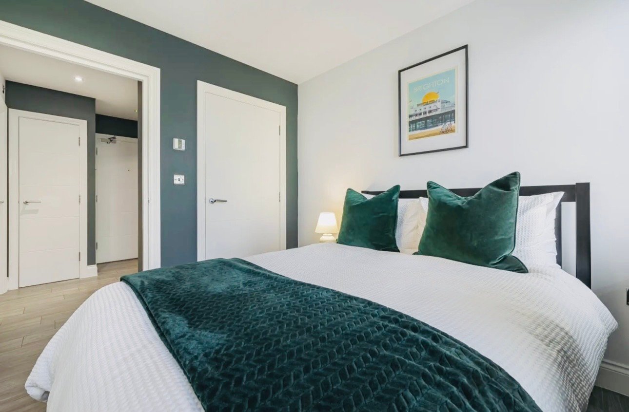 Stay in a Central Brighton apartment near Brighton Station, Brighton Beach and The Lanes. Ideal for business trips, rentals & extended stays.