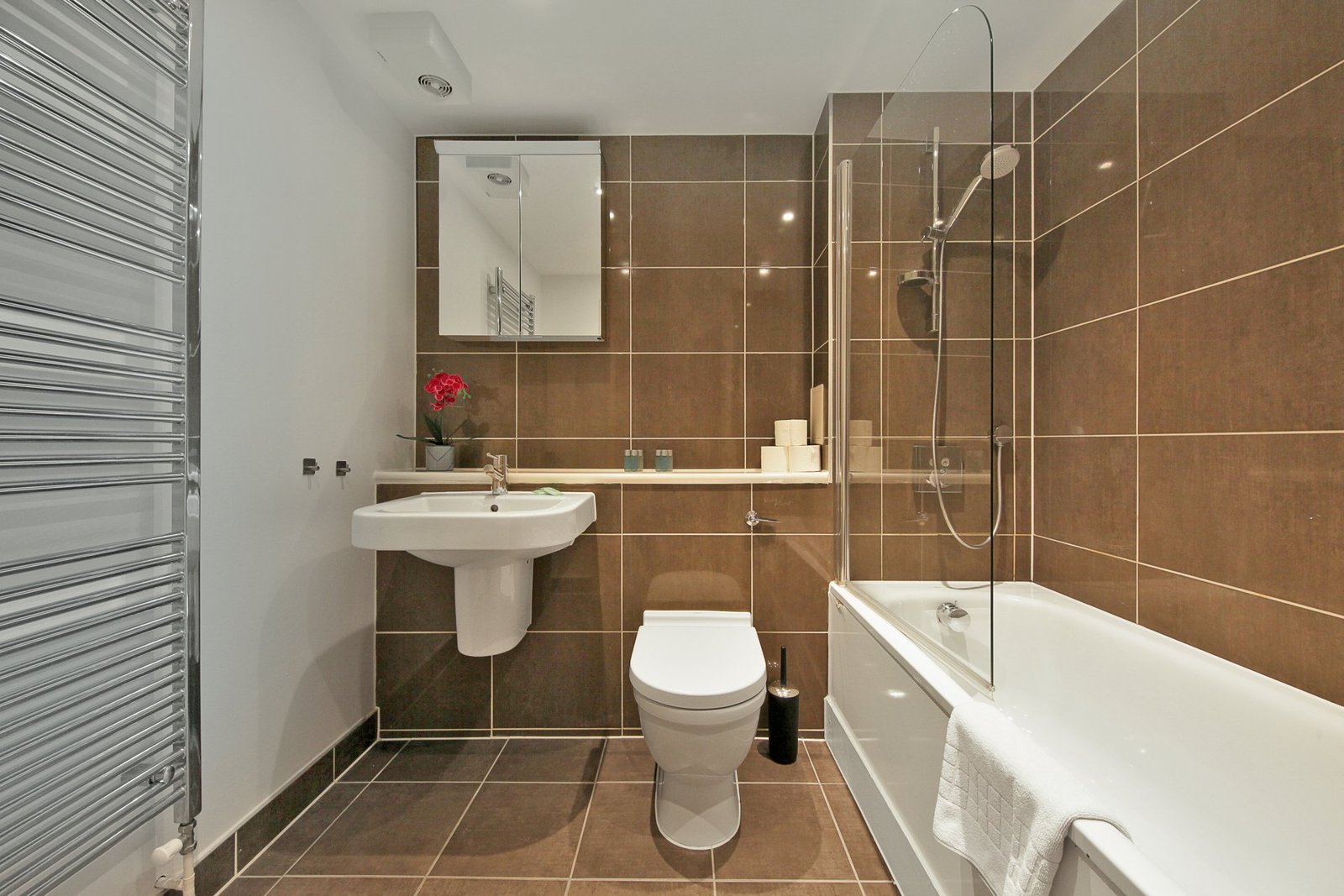 Liverpool Street Luxury Accommodation | Executive Stay London Book-Liverpool-Street-Luxury-Accommodation-located-near-Brick-Lane-&-Sky-Garden-at-low-cost.-We-offer-2-bedrooms,-a-flat-screen-TV.