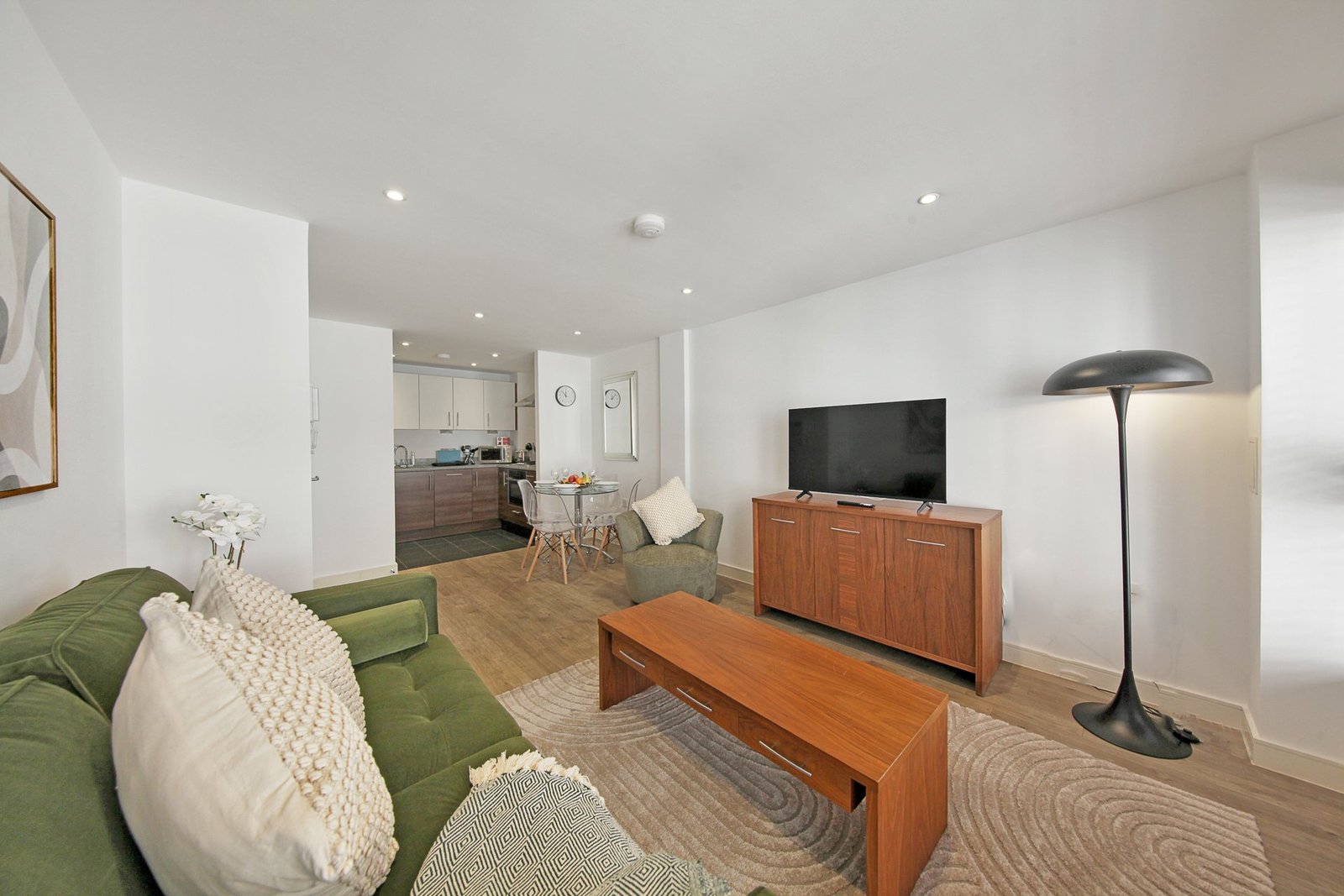 Liverpool Street Luxury Accommodation | Executive Stay London Book-Liverpool-Street-Luxury-Accommodation-located-near-Brick-Lane-&-Sky-Garden-at-low-cost.-We-offer-2-bedrooms,-a-flat-screen-TV.