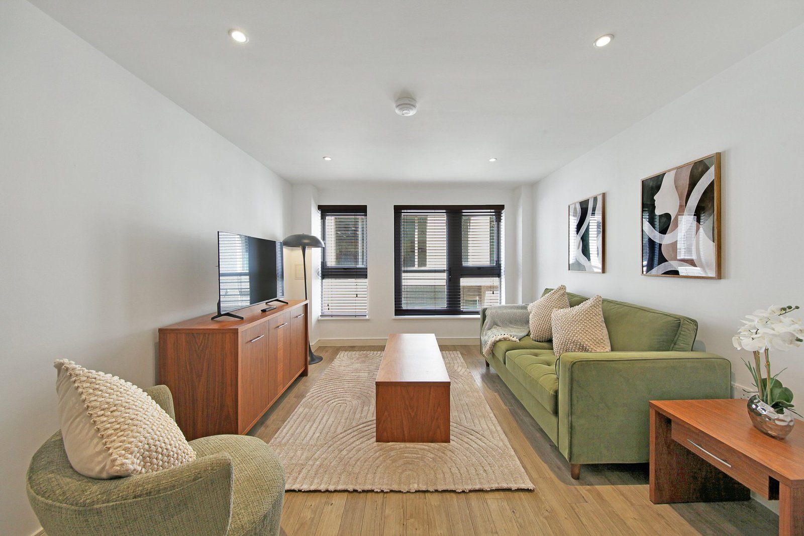 Liverpool Street Luxury Accommodation | Executive Stay London Book-Liverpool-Street-Luxury-Accommodation-located-near-Brick-Lane-&-Sky-Garden-at-low-cost.-We-offer-2-bedrooms,-a-flat-screen-TV.