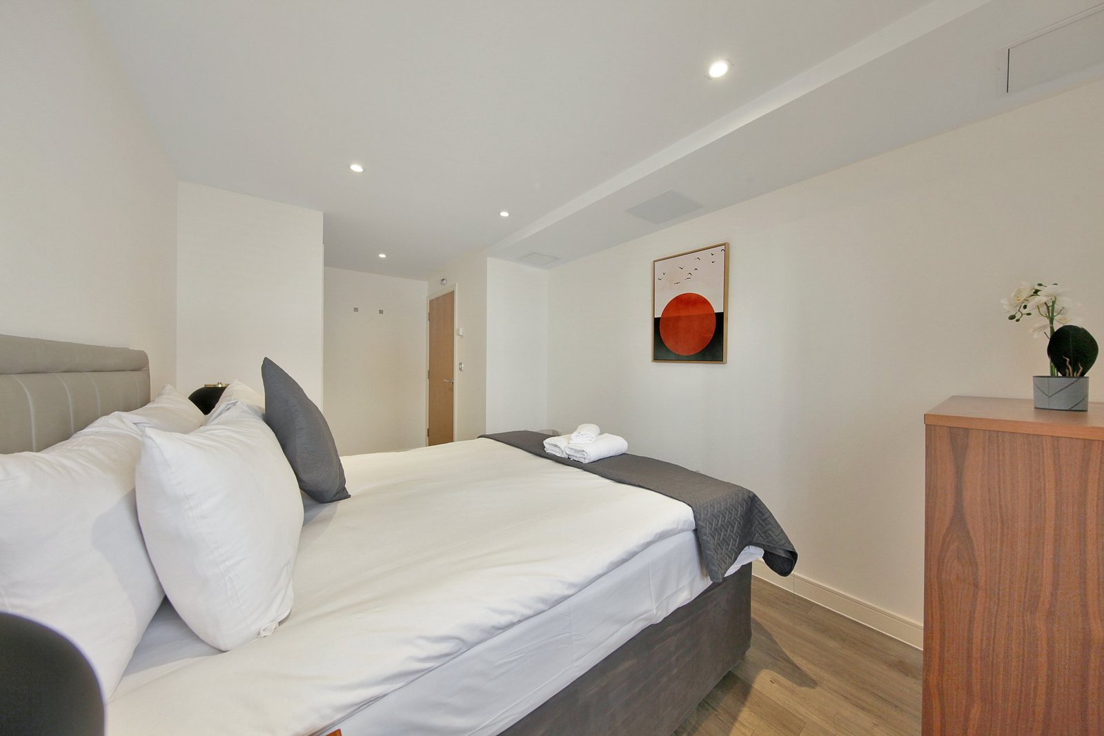 Liverpool Street Luxury Accommodation | Executive Stay London Book-Liverpool-Street-Luxury-Accommodation-located-near-Brick-Lane-&-Sky-Garden-at-low-cost.-We-offer-2-bedrooms,-a-flat-screen-TV.