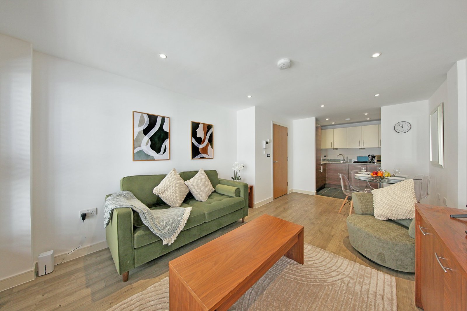 Liverpool Street Luxury Accommodation | Executive Stay London Book-Liverpool-Street-Luxury-Accommodation-located-near-Brick-Lane-&-Sky-Garden-at-low-cost.-We-offer-2-bedrooms,-a-flat-screen-TV.