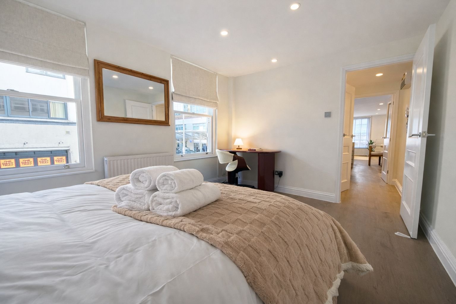 Stay in holiday apartments Chelsea near Stamford Bridge, South Kensington and Earl’s Court. Ideal short let apartments in London. Book Now