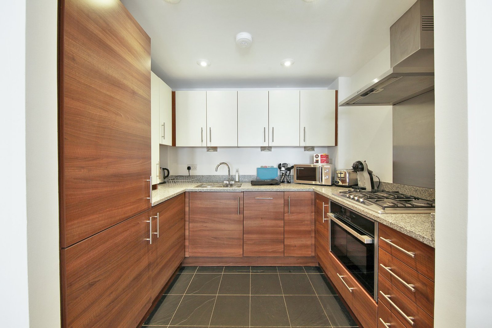 Liverpool Street Luxury Accommodation | Executive Stay London Book-Liverpool-Street-Luxury-Accommodation-located-near-Brick-Lane-&-Sky-Garden-at-low-cost.-We-offer-2-bedrooms,-a-flat-screen-TV.