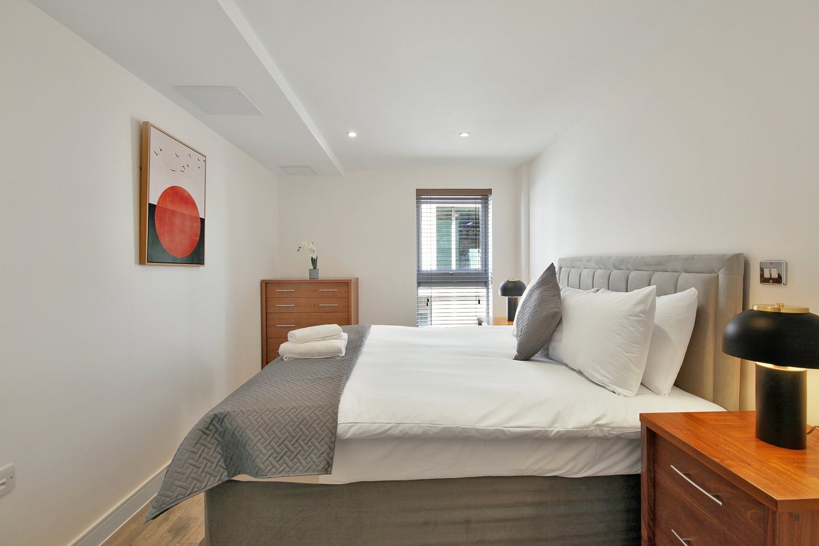 Liverpool Street Luxury Accommodation | Executive Stay London Book-Liverpool-Street-Luxury-Accommodation-located-near-Brick-Lane-&-Sky-Garden-at-low-cost.-We-offer-2-bedrooms,-a-flat-screen-TV.