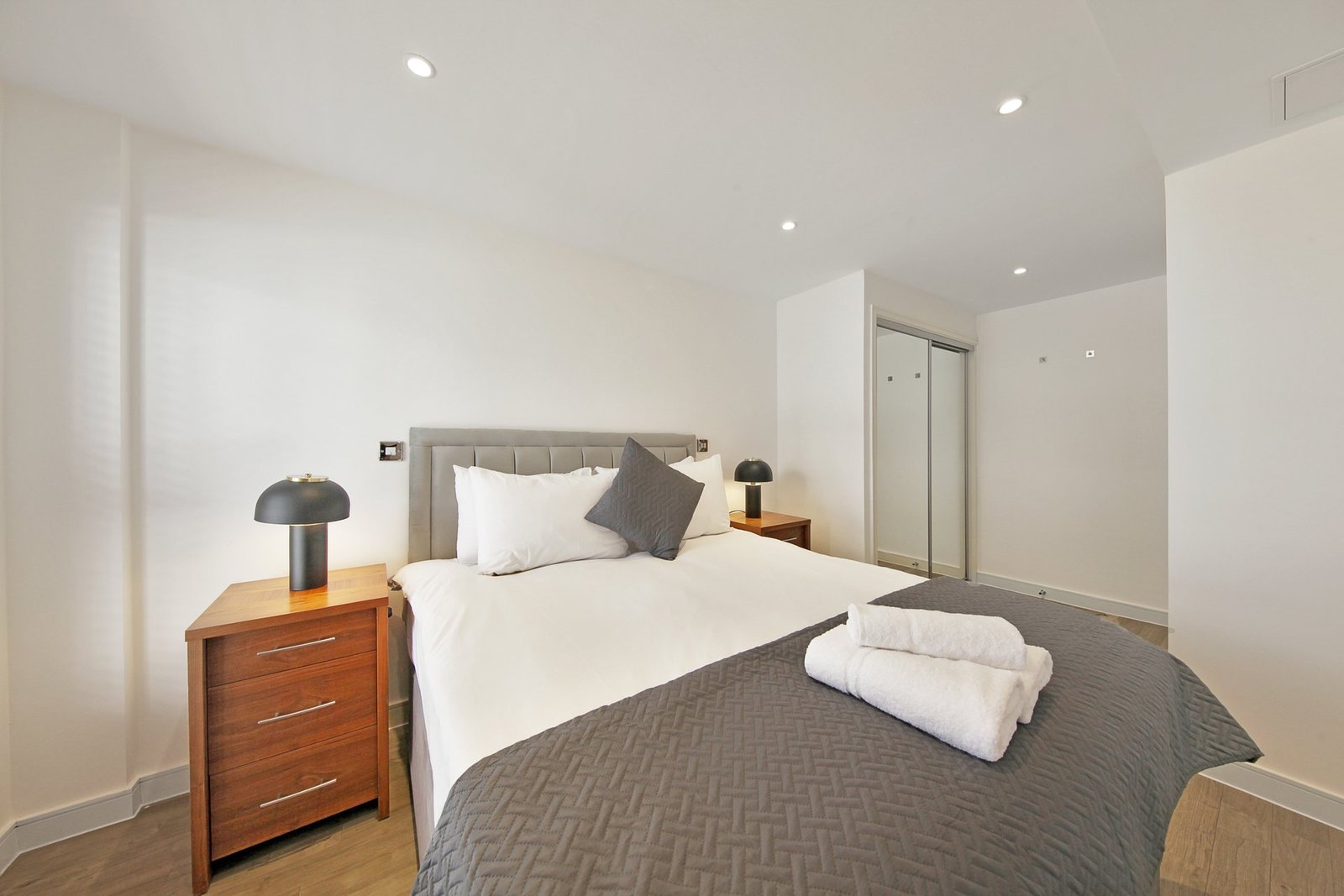 Liverpool Street Luxury Accommodation | Executive Stay London Book-Liverpool-Street-Luxury-Accommodation-located-near-Brick-Lane-&-Sky-Garden-at-low-cost.-We-offer-2-bedrooms,-a-flat-screen-TV.