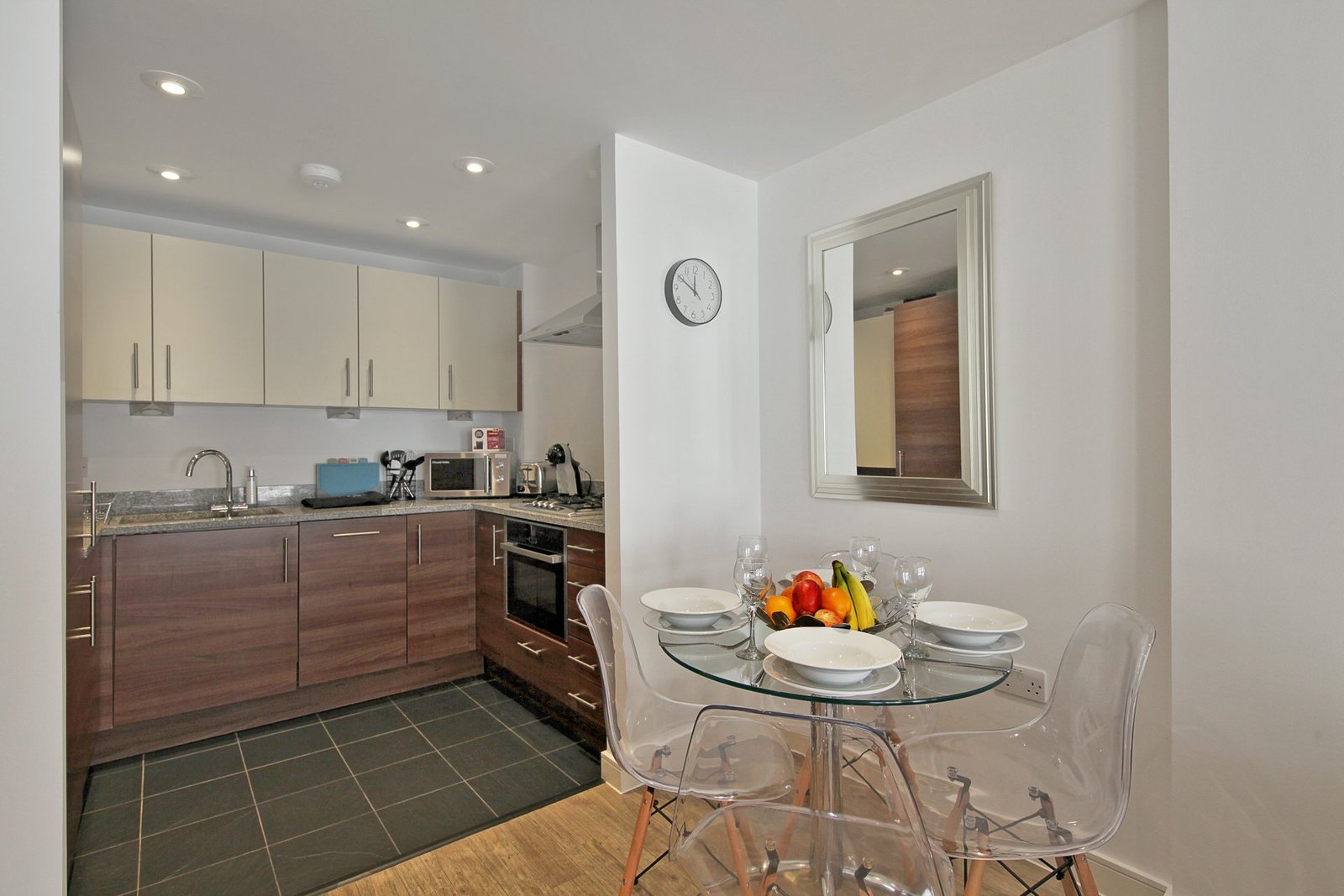 Liverpool Street Luxury Accommodation | Executive Stay London Book-Liverpool-Street-Luxury-Accommodation-located-near-Brick-Lane-&-Sky-Garden-at-low-cost.-We-offer-2-bedrooms,-a-flat-screen-TV.