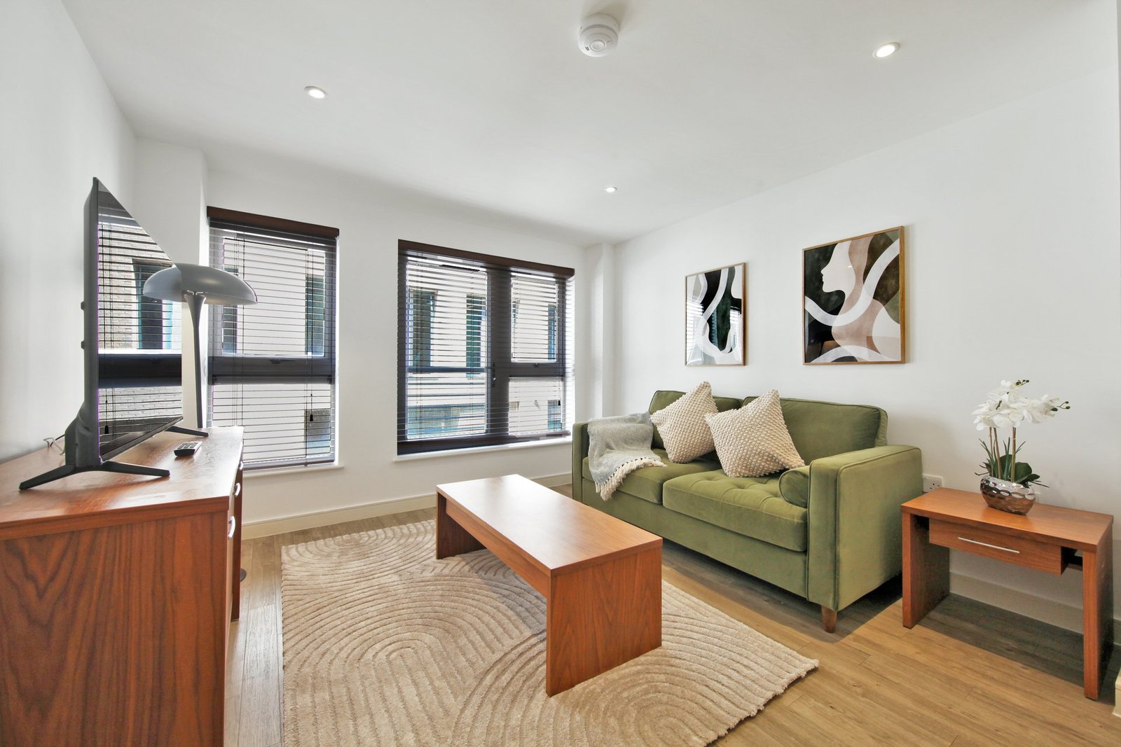 Liverpool Street Luxury Accommodation | Executive Stay London Book-Liverpool-Street-Luxury-Accommodation-located-near-Brick-Lane-&-Sky-Garden-at-low-cost.-We-offer-2-bedrooms,-a-flat-screen-TV.