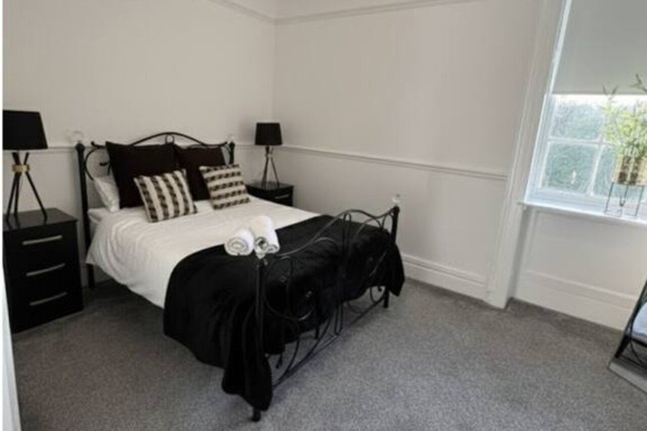 Wales Holiday Cottages | Furnished Apartment Urban Stay Wales-holiday-cottages-near-Swansea-for-groups.-Manor-Park-Country-House-sleeps-28,-ideal-for-family-breaks-and-South-Wales-holidays.