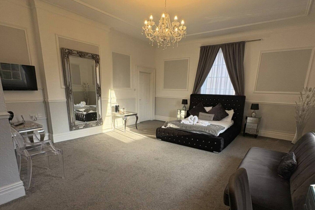 Wales Holiday Cottages | Furnished Apartment Urban Stay Wales-holiday-cottages-near-Swansea-for-groups.-Manor-Park-Country-House-sleeps-28,-ideal-for-family-breaks-and-South-Wales-holidays.
