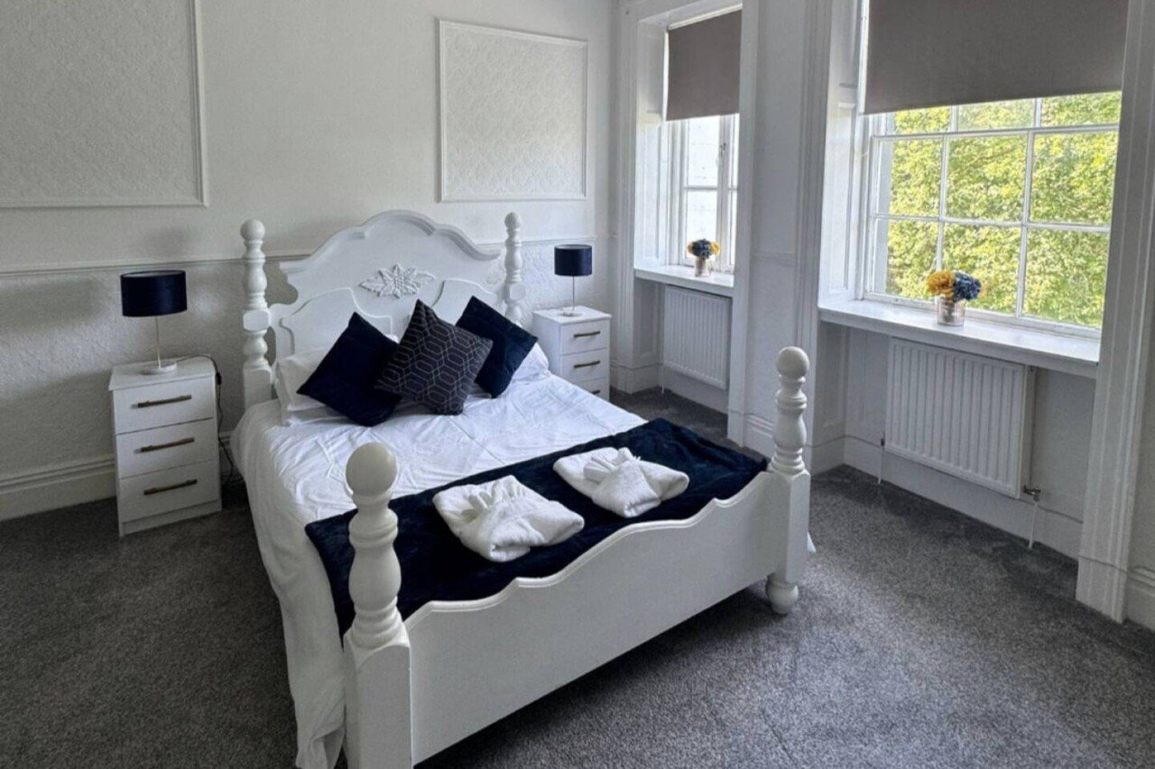 Wales Holiday Cottages | Furnished Apartment Urban Stay Wales-holiday-cottages-near-Swansea-for-groups.-Manor-Park-Country-House-sleeps-28,-ideal-for-family-breaks-and-South-Wales-holidays.