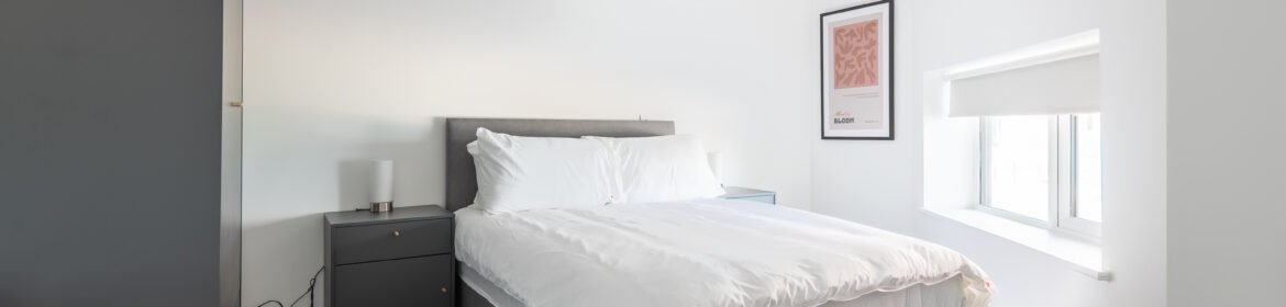 Stay in central Hull at City Point Apartment 13. Our short stay apartments Hull offer the perfect corporate accommodation in East Yorkshire. Enjoy two double bedrooms, a fully equipped kitchen and easy access to transport and attractions.