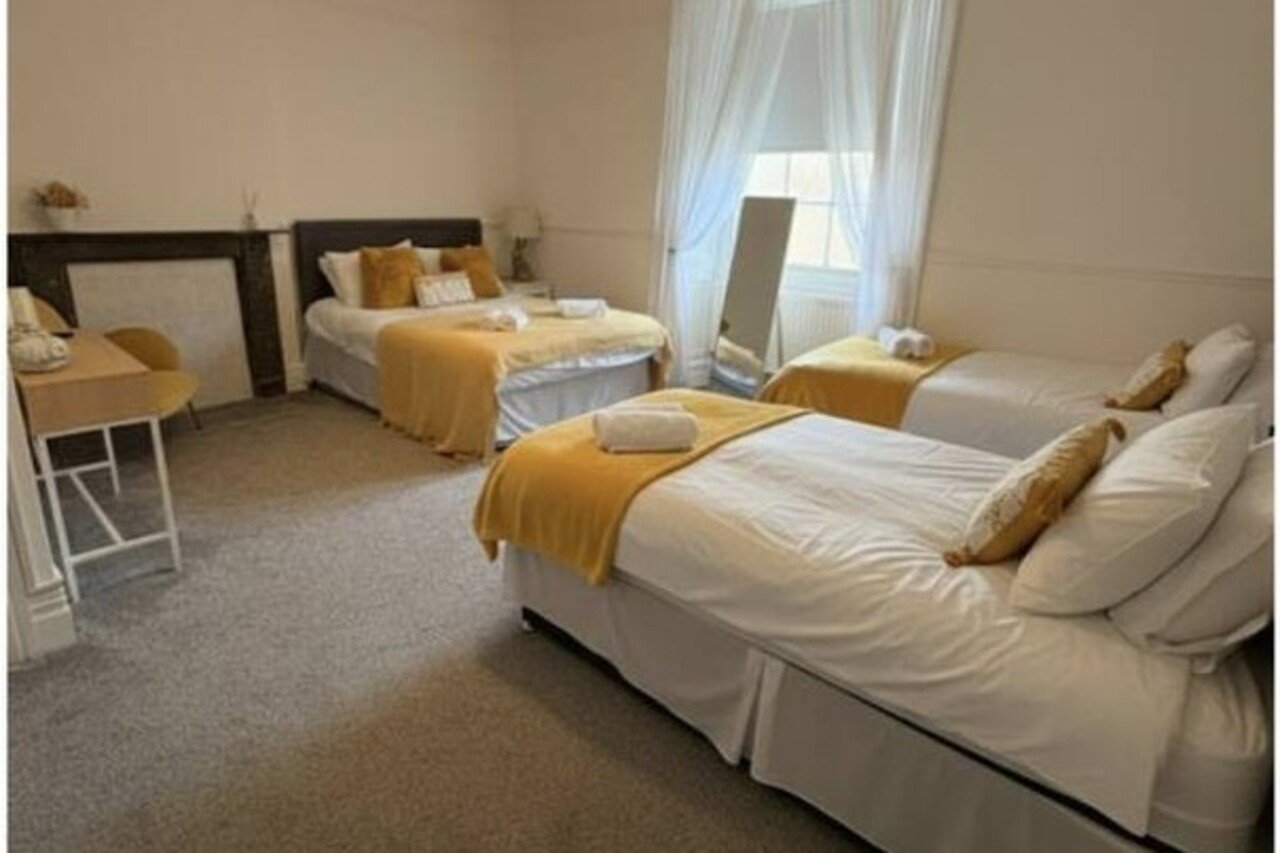 Wales holiday cottages near Swansea for groups. Manor Park Country House sleeps 28, ideal for family breaks and South Wales holidays.