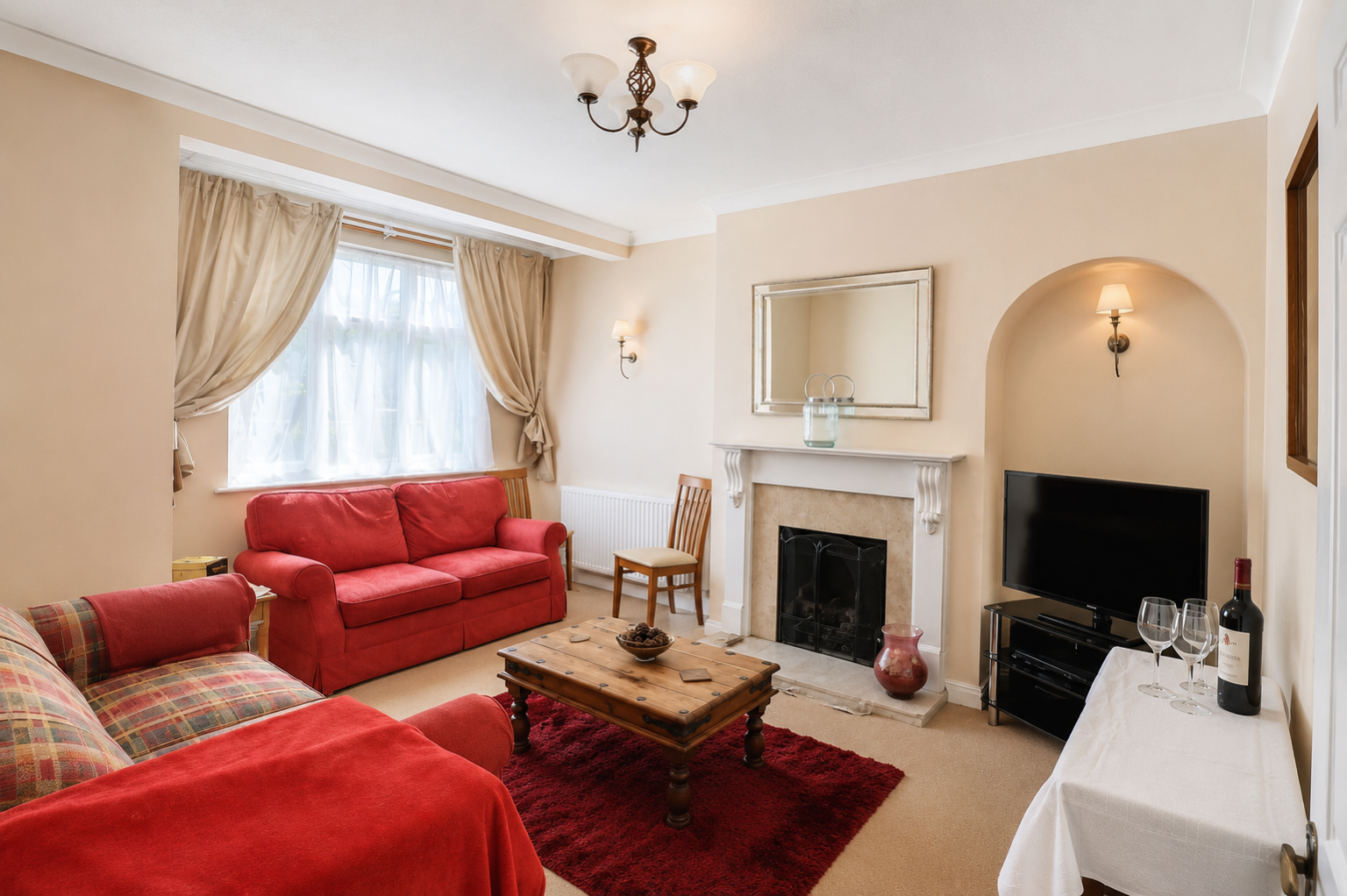 South London accommodation for up to 11 guests. Enjoy a spacious six-bed holiday home for weekly or monthly rental with garden and free parking.