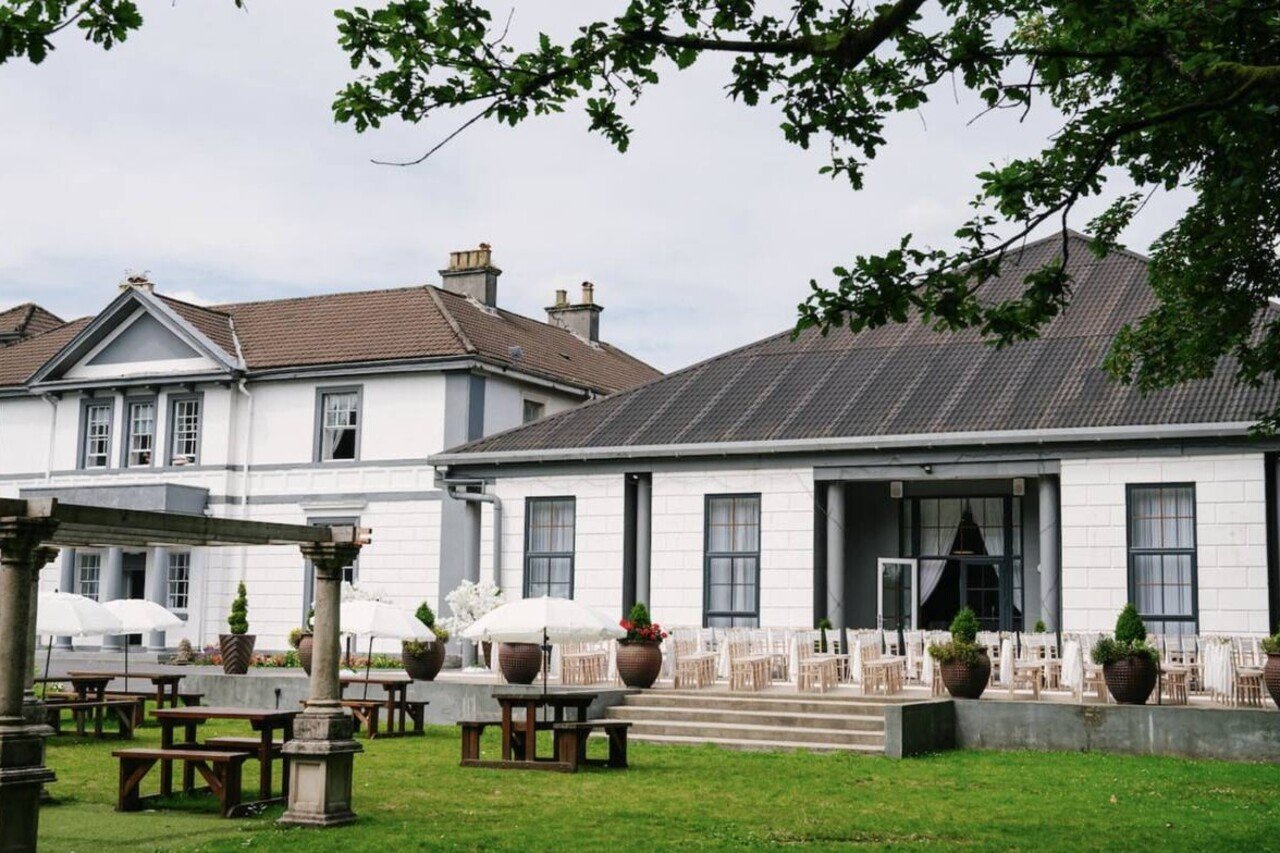 Wales Holiday Cottages | Furnished Apartment Urban Stay Wales-holiday-cottages-near-Swansea-for-groups.-Manor-Park-Country-House-sleeps-28,-ideal-for-family-breaks-and-South-Wales-holidays.