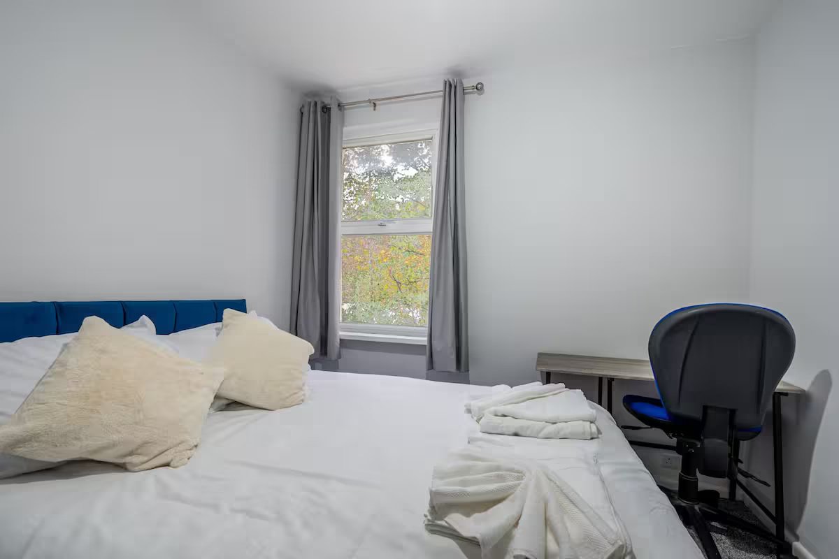 Stay in spacious furnished apartments Sheffield near the Peak District and Sheffield city centre. Ideal for groups and family holidays.