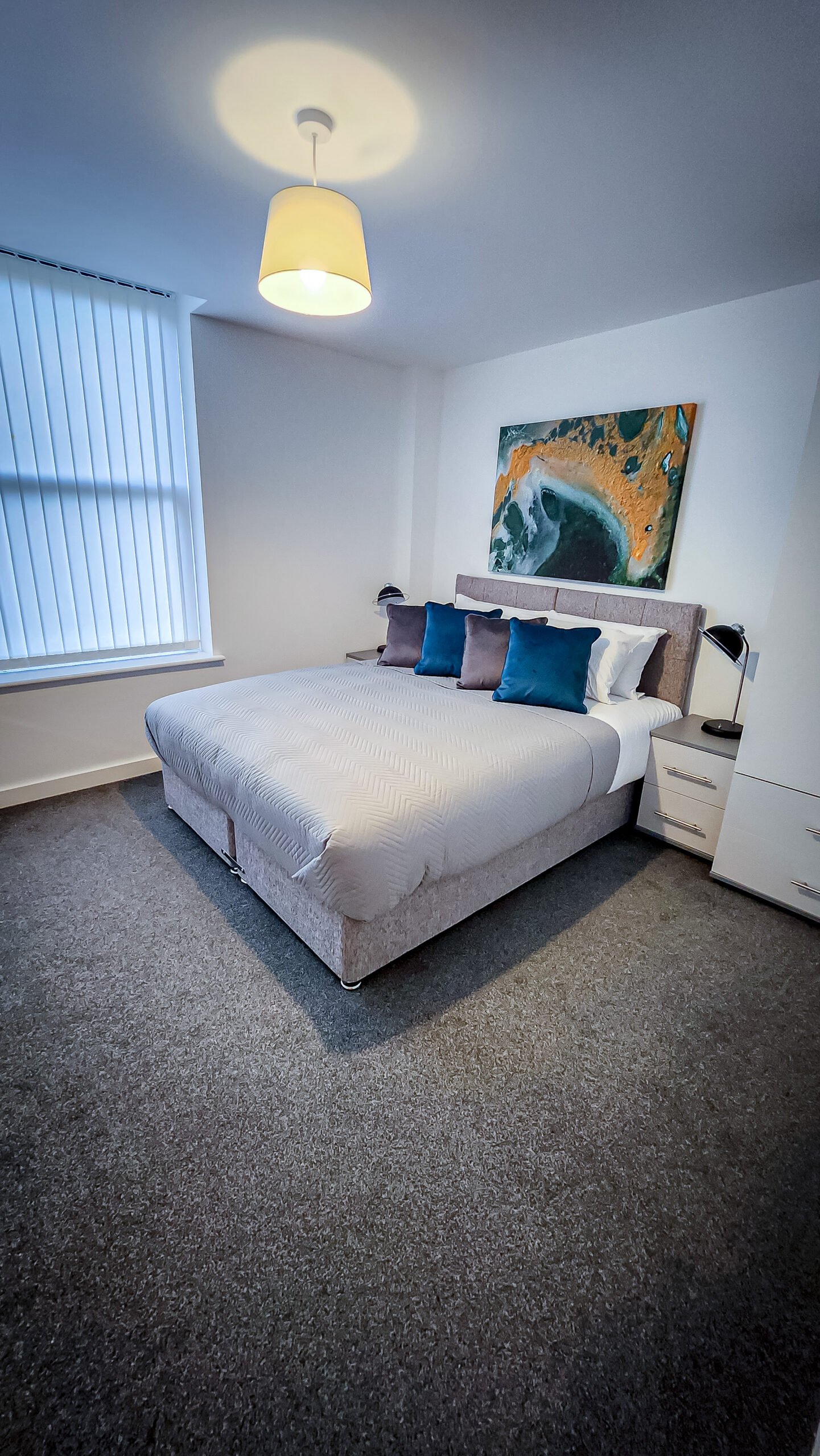 Short Let Apartment Lancashire | Central Preston 1-Bed Short-let-apartment-in-Lancashire-with-a-modern-bedroom,-full-kitchen,-bathtub,-TV,-and-convenient-Preston-city-centre-location.