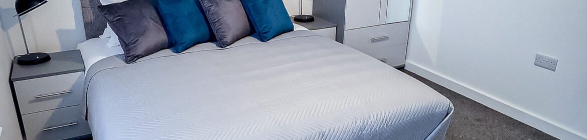 Short Let Apartment Lancashire | Central Preston 1-Bed Short let apartment in Lancashire with a modern bedroom, full kitchen, bathtub, TV, and convenient Preston city-centre location.