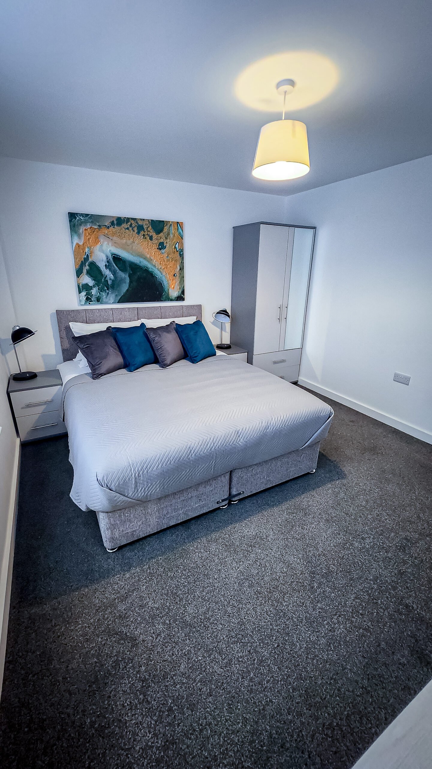 Short Let Apartment Lancashire | Central Preston 1-Bed Short-let-apartment-in-Lancashire-with-a-modern-bedroom,-full-kitchen,-bathtub,-TV,-and-convenient-Preston-city-centre-location.