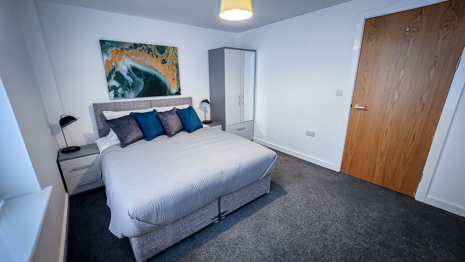 Short Let Apartment Lancashire | Central Preston 1-Bed Short-let-apartment-in-Lancashire-with-a-modern-bedroom,-full-kitchen,-bathtub,-TV,-and-convenient-Preston-city-centre-location.