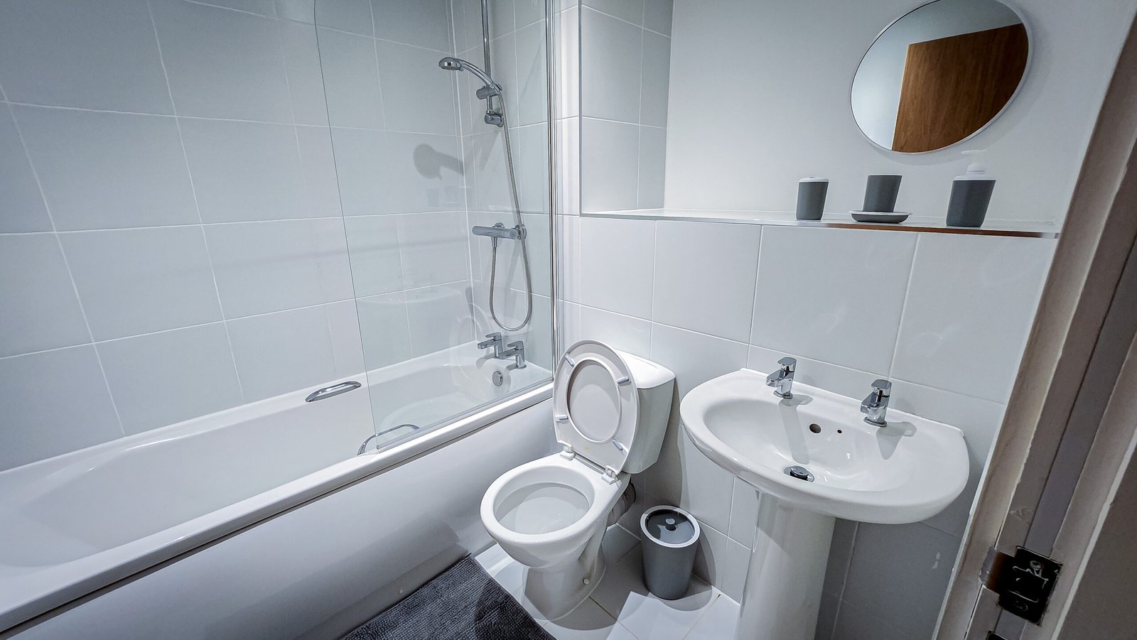 Short Let Apartment Lancashire | Central Preston 1-Bed Short-let-apartment-in-Lancashire-with-a-modern-bedroom,-full-kitchen,-bathtub,-TV,-and-convenient-Preston-city-centre-location.