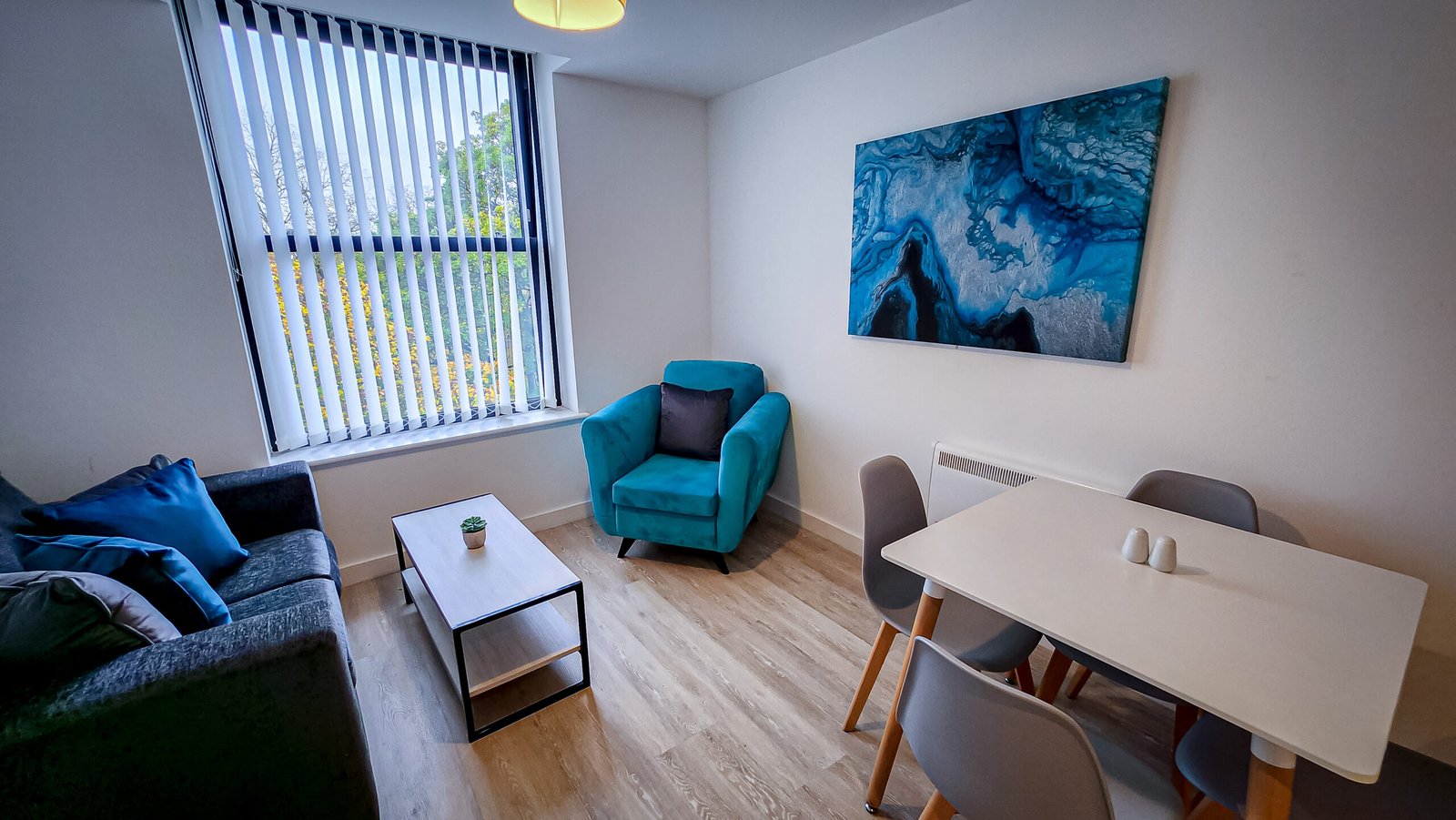 Short Let Apartment Lancashire | Central Preston 1-Bed Short-let-apartment-in-Lancashire-with-a-modern-bedroom,-full-kitchen,-bathtub,-TV,-and-convenient-Preston-city-centre-location.