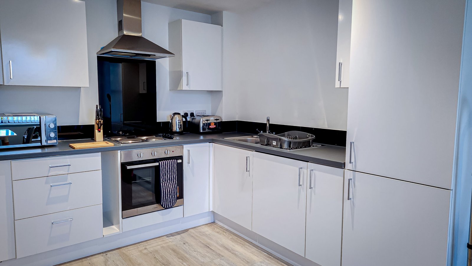 Short Let Apartment Lancashire | Central Preston 1-Bed Short-let-apartment-in-Lancashire-with-a-modern-bedroom,-full-kitchen,-bathtub,-TV,-and-convenient-Preston-city-centre-location.