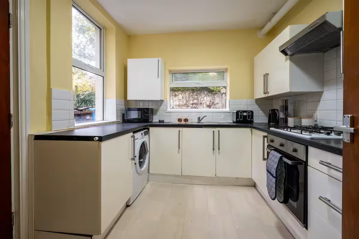 Large Furnished Apartments Sheffield | Group & Business Stays Stay-in-spacious-furnished-apartments-Sheffield-near-the-Peak-District-and-Sheffield-city-centre.-Ideal-for-groups-and-family-holidays.
