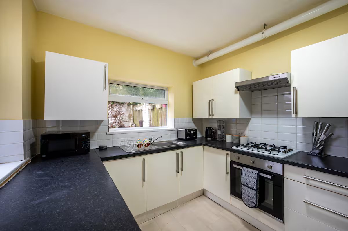 Large Furnished Apartments Sheffield | Group & Business Stays Stay-in-spacious-furnished-apartments-Sheffield-near-the-Peak-District-and-Sheffield-city-centre.-Ideal-for-groups-and-family-holidays.