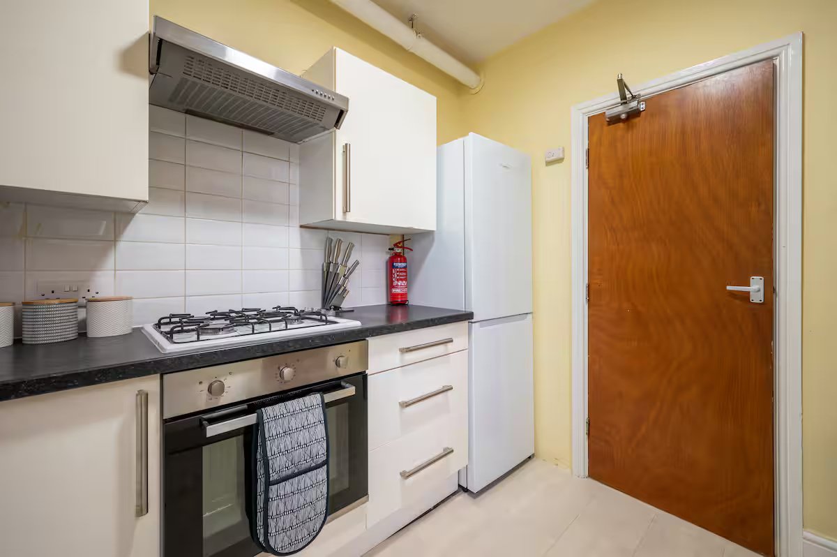 Large Furnished Apartments Sheffield | Group & Business Stays Stay-in-spacious-furnished-apartments-Sheffield-near-the-Peak-District-and-Sheffield-city-centre.-Ideal-for-groups-and-family-holidays.