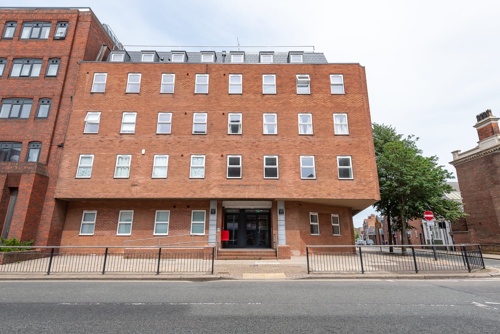 Short Let Rentals Hull | Central 1 Bedroom Apartment Book-short-let-rentals-in-Hull-city-centre-near-Hull-Paragon,-Old-Town-and-Marina.-Ideal-corporate-accommodation-with-kitchen-and-WiFi.