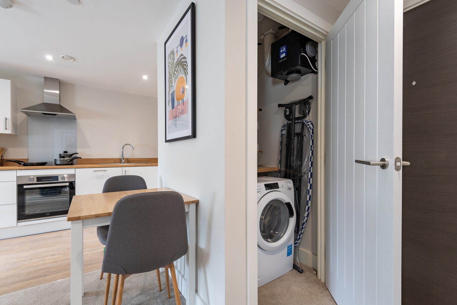 Short Let Rentals Hull | Central 1 Bedroom Apartment Book-short-let-rentals-in-Hull-city-centre-near-Hull-Paragon,-Old-Town-and-Marina.-Ideal-corporate-accommodation-with-kitchen-and-WiFi.
