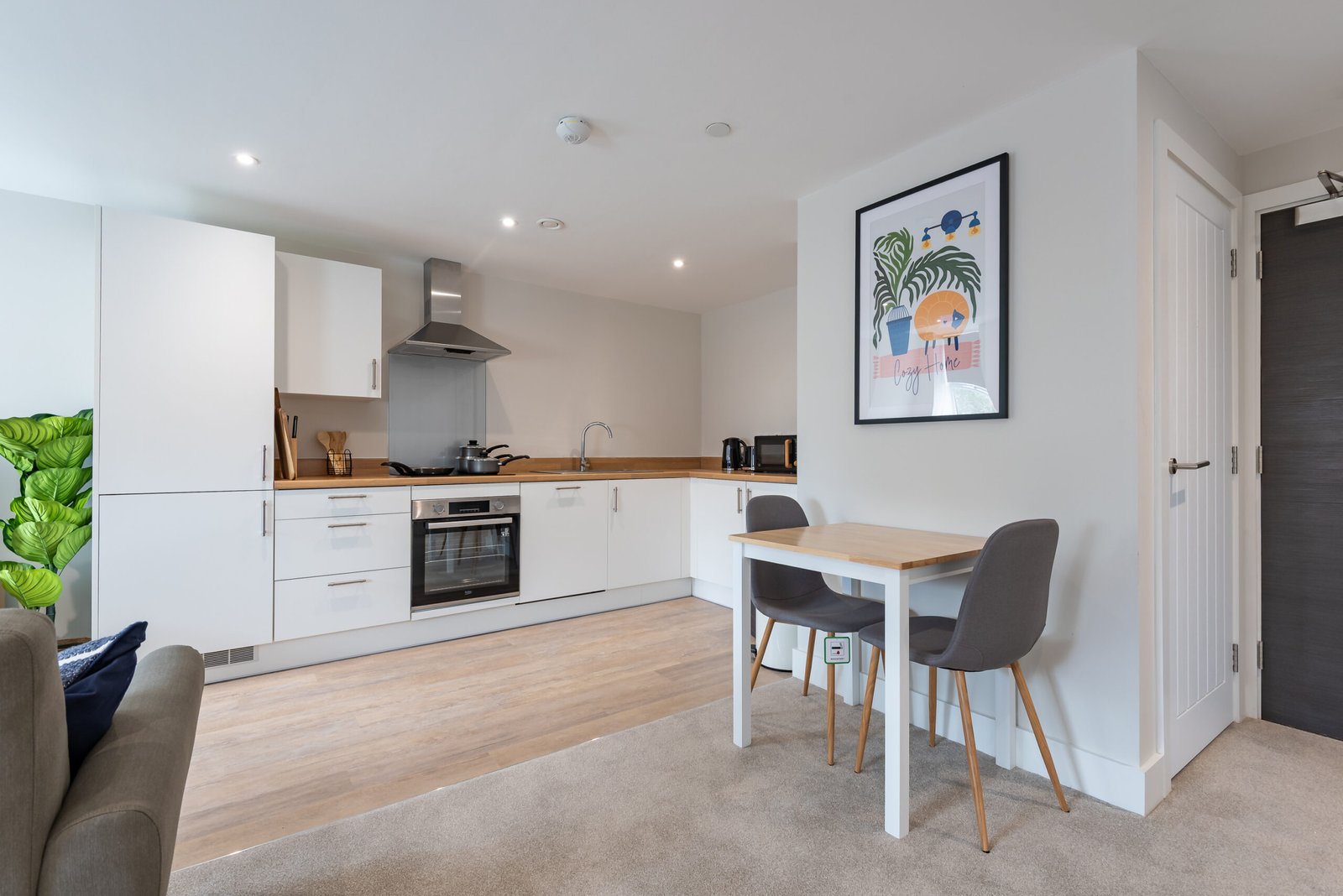 Short Let Rentals Hull | Central 1 Bedroom Apartment Book-short-let-rentals-in-Hull-city-centre-near-Hull-Paragon,-Old-Town-and-Marina.-Ideal-corporate-accommodation-with-kitchen-and-WiFi.