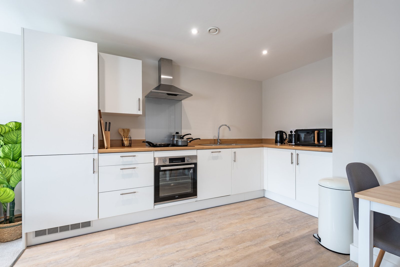 Short Let Rentals Hull | Central 1 Bedroom Apartment Book-short-let-rentals-in-Hull-city-centre-near-Hull-Paragon,-Old-Town-and-Marina.-Ideal-corporate-accommodation-with-kitchen-and-WiFi.