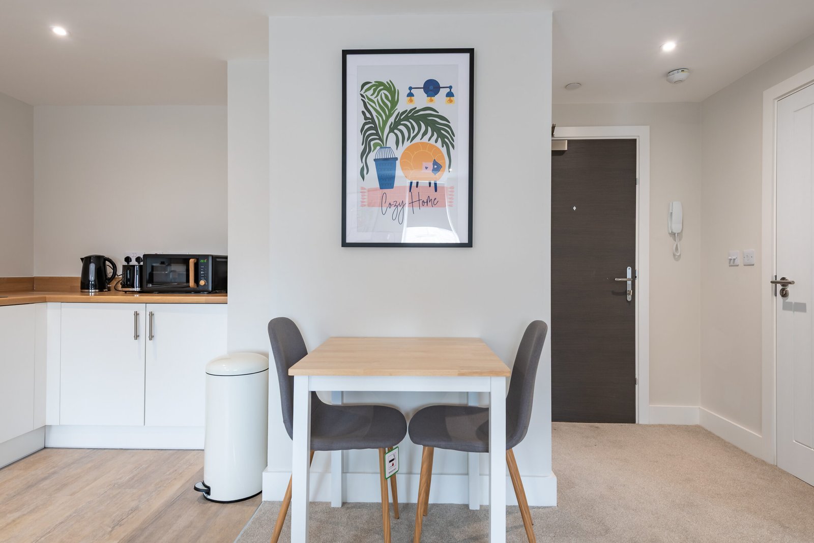 Short Let Rentals Hull | Central 1 Bedroom Apartment Book-short-let-rentals-in-Hull-city-centre-near-Hull-Paragon,-Old-Town-and-Marina.-Ideal-corporate-accommodation-with-kitchen-and-WiFi.