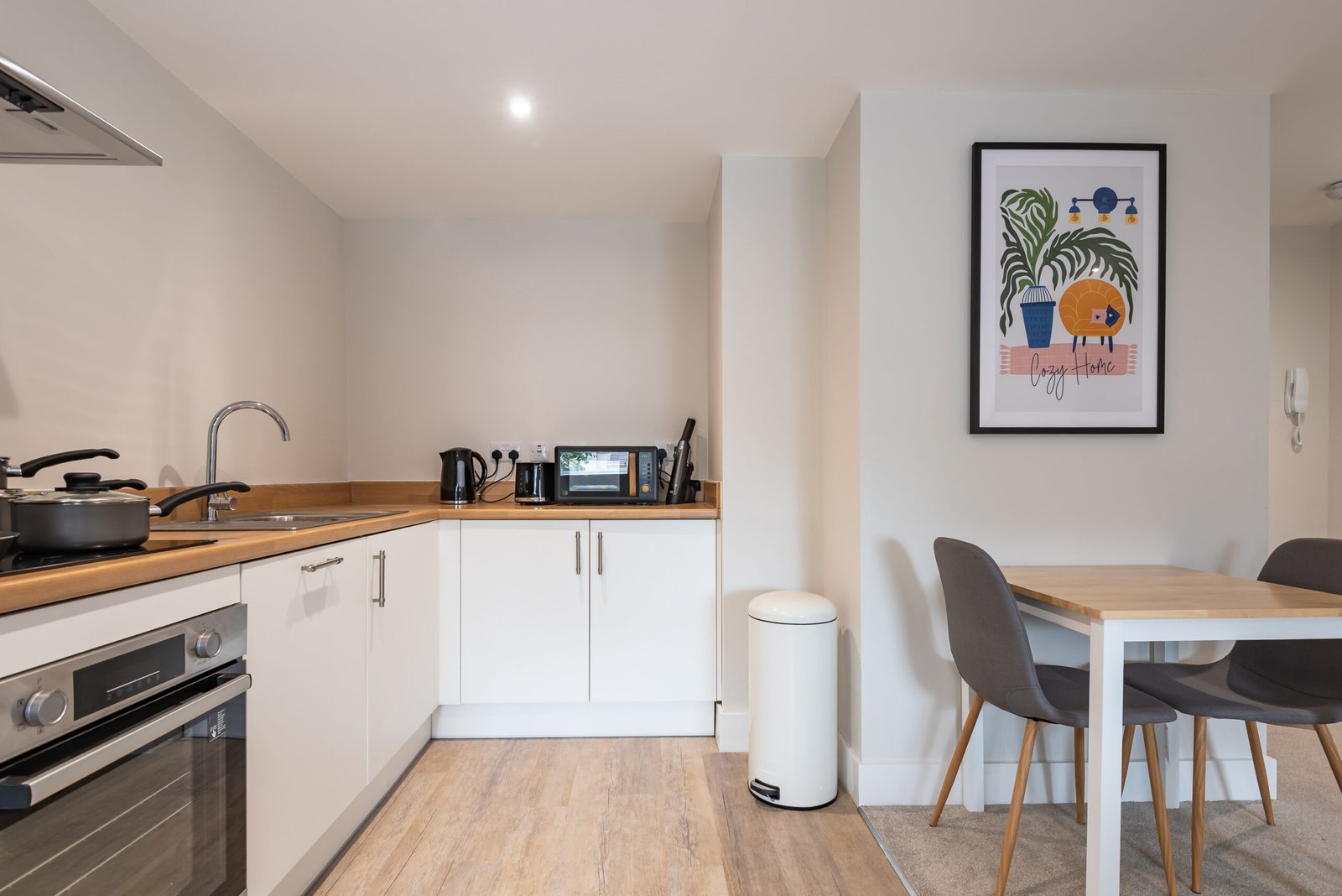 Short Let Rentals Hull | Central 1 Bedroom Apartment Book-short-let-rentals-in-Hull-city-centre-near-Hull-Paragon,-Old-Town-and-Marina.-Ideal-corporate-accommodation-with-kitchen-and-WiFi.