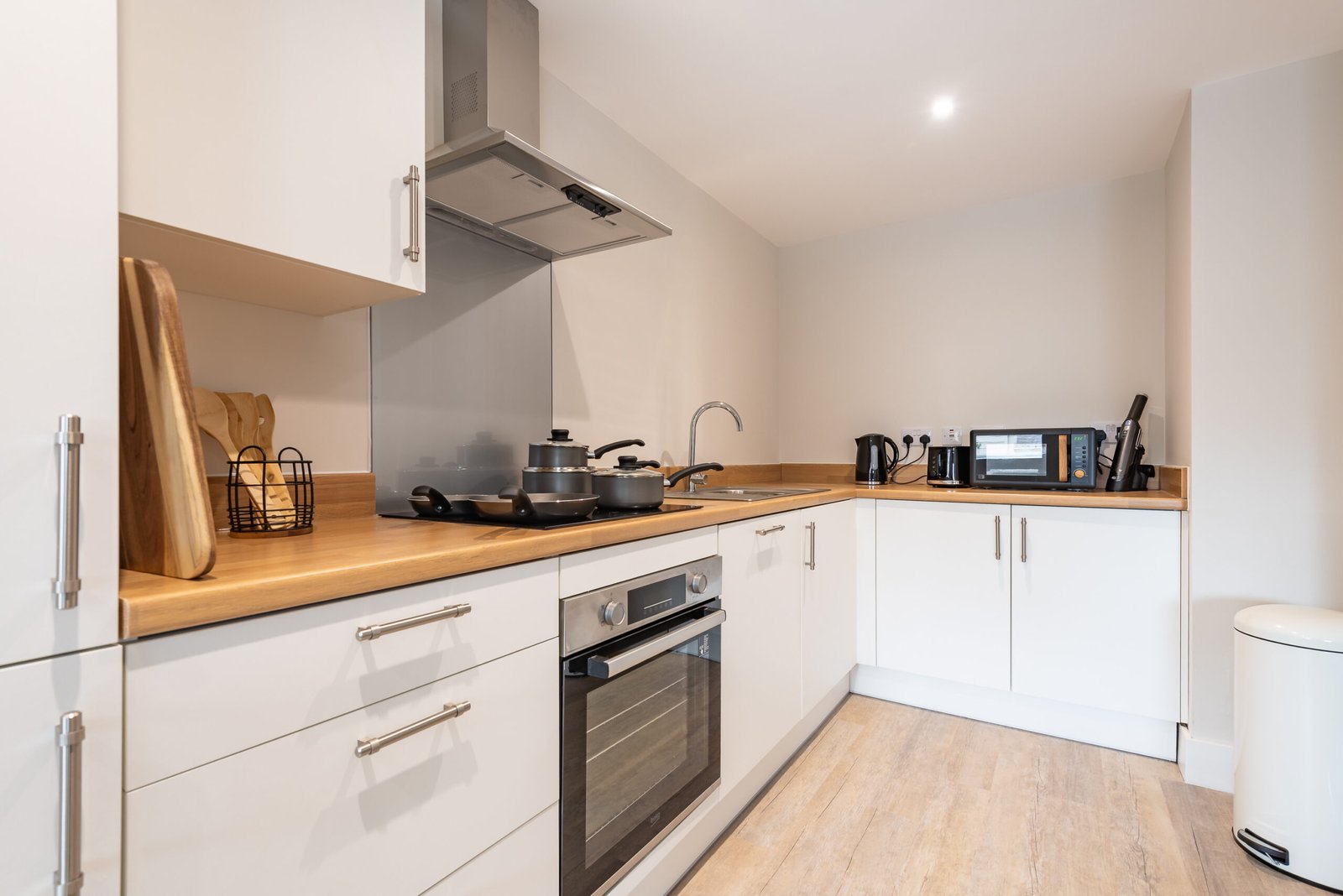 Short Let Rentals Hull | Central 1 Bedroom Apartment Book-short-let-rentals-in-Hull-city-centre-near-Hull-Paragon,-Old-Town-and-Marina.-Ideal-corporate-accommodation-with-kitchen-and-WiFi.