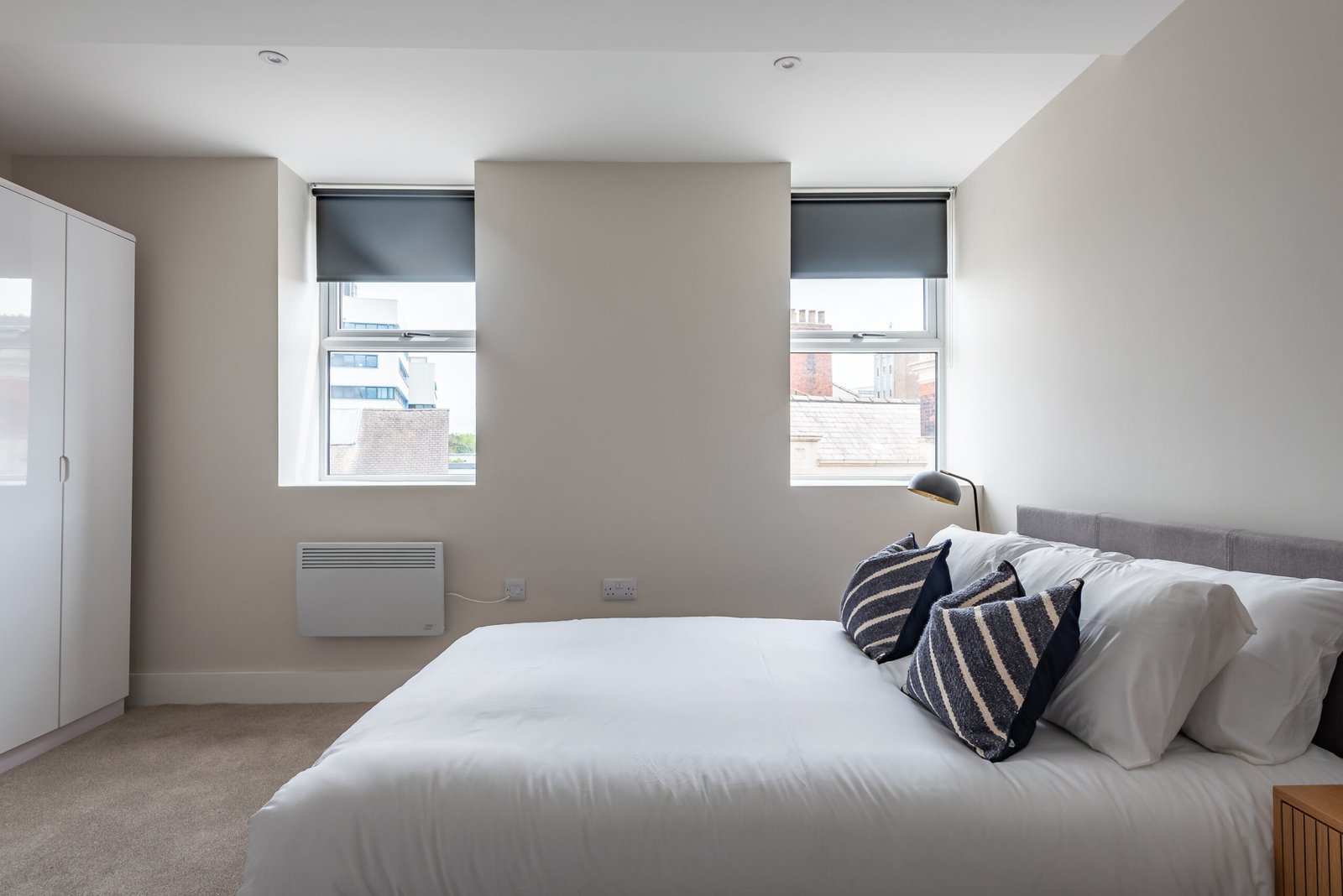 Short Let Rentals Hull | Central 1 Bedroom Apartment Book-short-let-rentals-in-Hull-city-centre-near-Hull-Paragon,-Old-Town-and-Marina.-Ideal-corporate-accommodation-with-kitchen-and-WiFi.