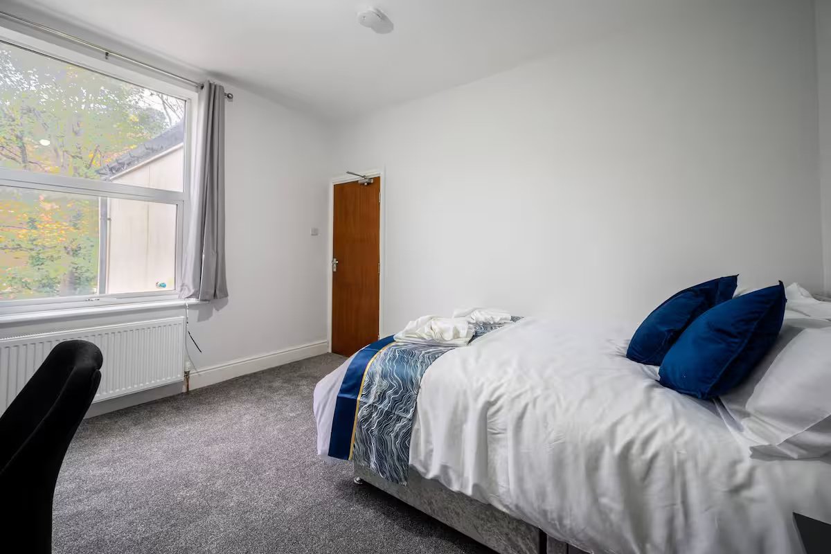Large Furnished Apartments Sheffield | Group & Business Stays Stay-in-spacious-furnished-apartments-Sheffield-near-the-Peak-District-and-Sheffield-city-centre.-Ideal-for-groups-and-family-holidays.