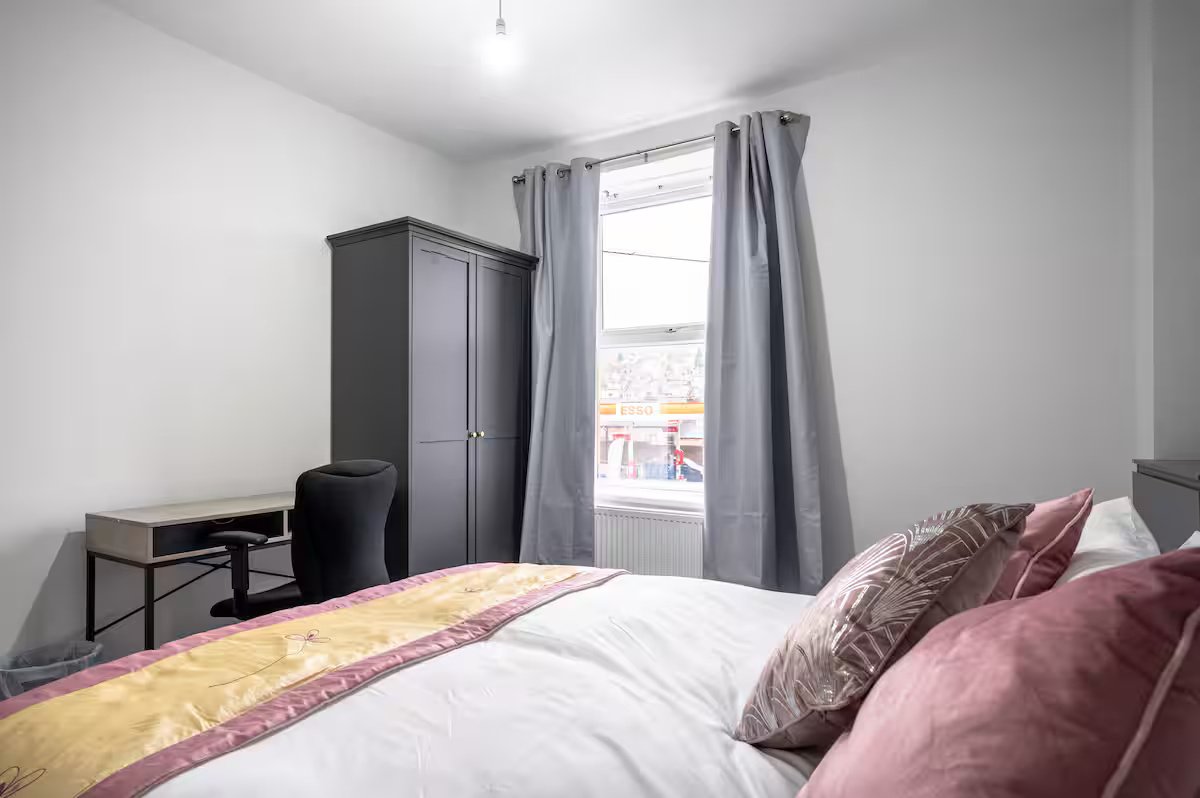Large Furnished Apartments Sheffield | Group & Business Stays Stay-in-spacious-furnished-apartments-Sheffield-near-the-Peak-District-and-Sheffield-city-centre.-Ideal-for-groups-and-family-holidays.
