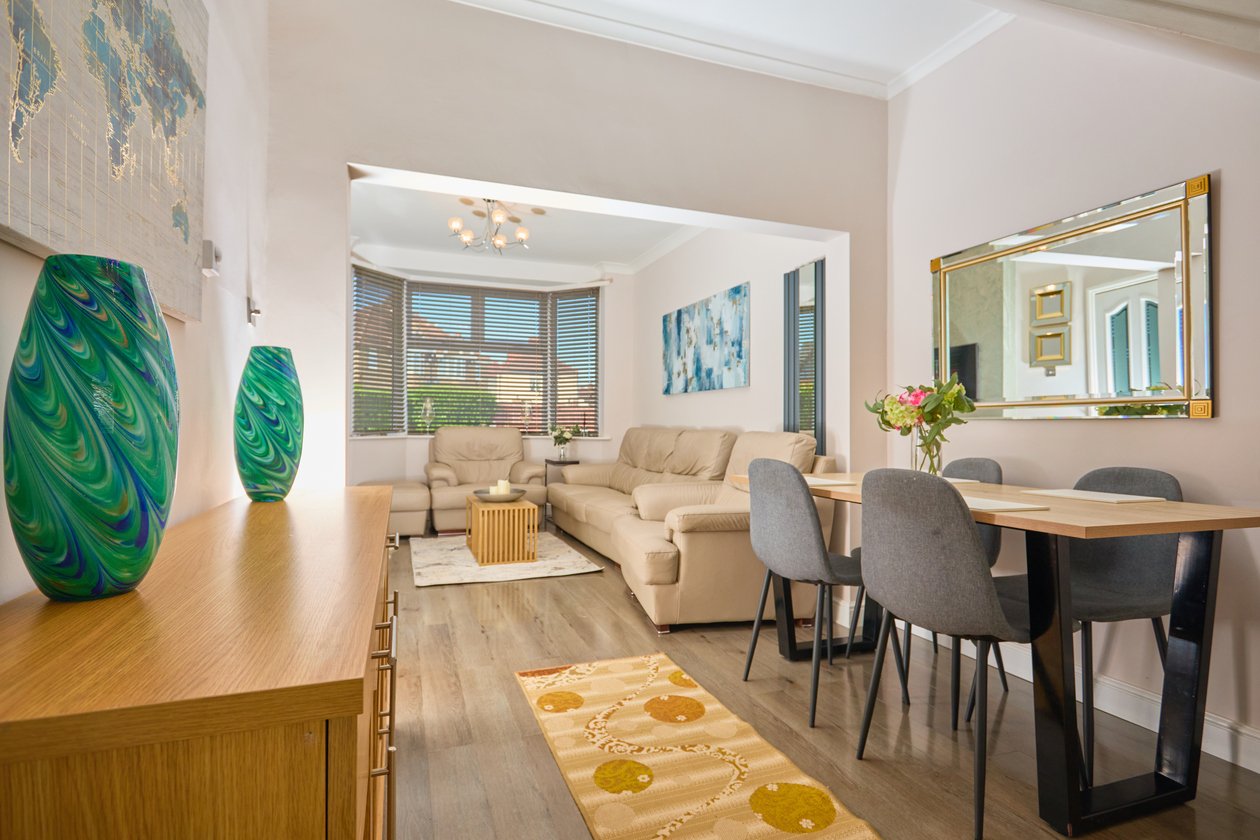 Holiday Homes Northampton | Family & Business Stays Book-spacious-holiday-homes-in-Northampton-with-free-parking.-Ideal-for-families,-contractors,-business-travel,-and-self-catering-stays.