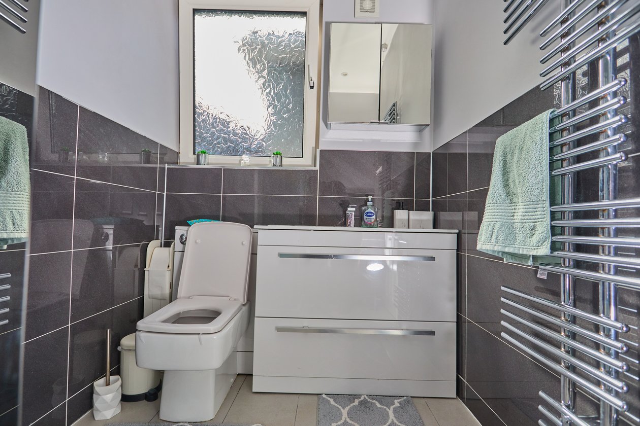 Holiday Homes Northampton | Family & Business Stays Book-spacious-holiday-homes-in-Northampton-with-free-parking.-Ideal-for-families,-contractors,-business-travel,-and-self-catering-stays.